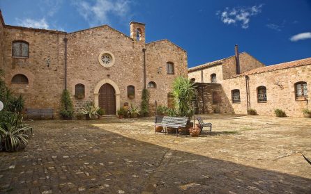 Castelbuono & Santa Anastasia med vinprovning image