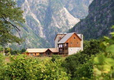 Theth: Bujtina Polia