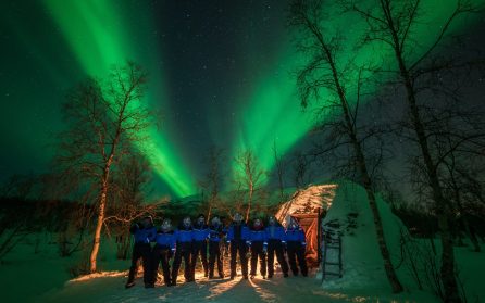 På tur med skidor och snöskor image